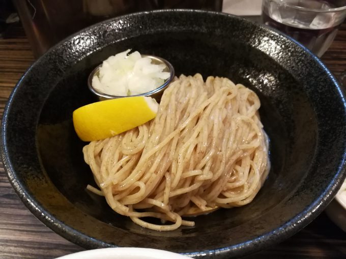 冷たい全粒粉の麺